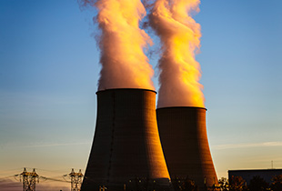Image of nuclear reactor cooling towers at dusk